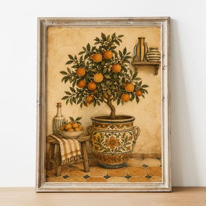 Könnte beinhalten: Ein gerahmter Kunstdruck, der einen Orangenbaum in einem großen, verzierten Keramiktopf mit Muster zeigt. Neben dem Baum steht ein kleiner Holzhocker mit einer Schale voller Orangen und einer Glasflasche. Ein Regal zeigt zwei Keramikvasen.