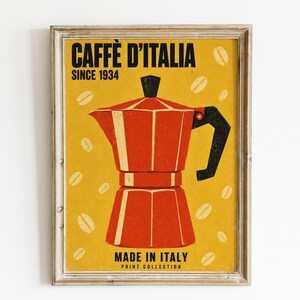 Könnte beinhalten: Ein gerahmtes Poster mit einer roten Mokkakanne auf gelbem Hintergrund, umgeben von Kaffeebohnen-Illustrationen. Der Text lautet oben CAFFÈ D'ITALIA SINCE 1934 und unten MADE IN ITALY PRINT COLLECTION in schwarzer Schrift.