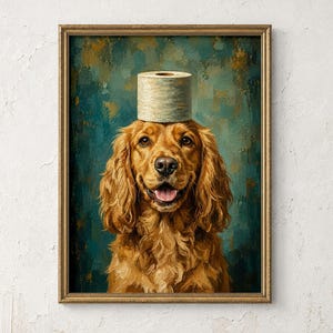 Könnte beinhalten: Ein gerahmter Kunstdruck, der einen goldbraunen Spaniel mit langen, welligen Ohren und geöffnetem Maul zeigt. Eine einzelne Rolle weißes Toilettenpapier balanciert auf dem Kopf des Hundes. Der Hintergrund ist ein strukturiertes Ölgemälde in Dunkeltürkis.