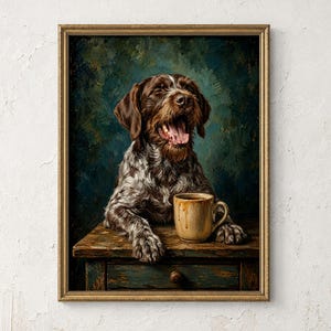 Könnte beinhalten: Ein gerahmter Kunstdruck, der einen braun-weißen Deutsch Drahthaar Hund mit geöffnetem Maul zeigt, der seine Vorderpfoten auf einen Holztisch neben einer beigen Keramiktasse mit einem Flüssigkeitstropfen an der Seite stützt.