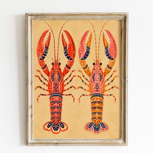 Peut inclure: Une impression sur toile rectangulaire représentant deux homards stylisés sur un fond jaune pâle. Le homard de gauche est principalement rouge avec des motifs de points bleus et blancs, tandis que celui de droite est orange et rose.