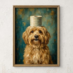 Könnte beinhalten: Ein gerahmter Kunstdruck, der einen flauschigen, goldbraunen Hund mit einer Rolle weißem Toilettenpapier auf dem Kopf zeigt. Der Hund hat ausdrucksstarke dunkle Augen und eine schwarze Nase vor einem strukturierten, malerischen Hintergrund in Blaugrün und Gold.