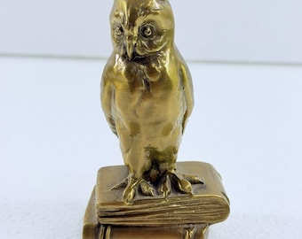 Chouette en laiton vintage debout sur des livres, figurine sculpture, décoration lourde de 5 po. de haut