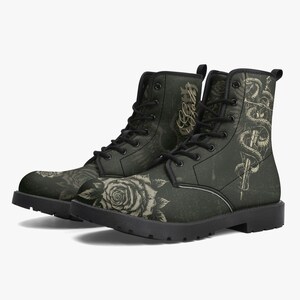 Stivali da combattimento gotici con spada a serpente e rosa / Pelle vegana, tema serpente oscuro, stivali grunge con estetica serra, streetwear dark fantasy alternativo