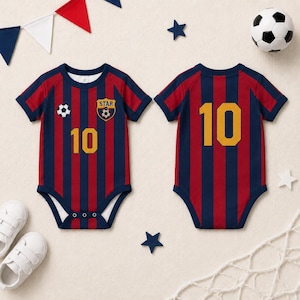 Puede incluir: Un body de bebé de manga corta con rayas verticales rojas y azul marino. La parte delantera muestra el número 10 en amarillo, un pequeño gráfico de balón de fútbol y un emblema de escudo con el texto STAR. La parte trasera tiene el número 10 grande.