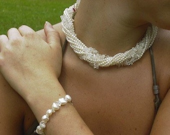 Perlenkette mit Bergkristall, echte weiße Süsswasser-Perlen, jung, festlich glänzender Perlenschmuck, üppiges Perlencollier mit Armband