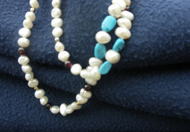 Kette echte Perlen Türkis Granat bunt fröhlich blau weiss rot gold mittellang Pulloverkette Bild 1