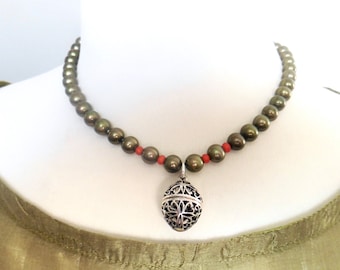 Green pearl necklace with pendant to open, ball amulet Engelsrufer as a reminder