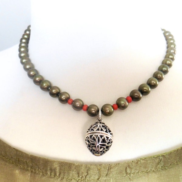 Green pearl necklace with pendant to open, ball amulet Engelsrufer as a reminder