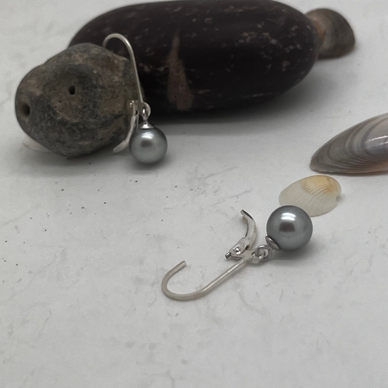 Boucles d'oreilles perles boules gris argenté rondes lisses 6 mm, fermoir levier, pendantes image 5