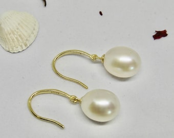 Pearl earrings made of beautiful white teardrop pearls 9 x 8.5 mm