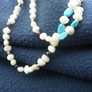 Kette echte Perlen Türkis Granat bunt fröhlich blau weiss rot gold mittellang Pulloverkette Bild 2