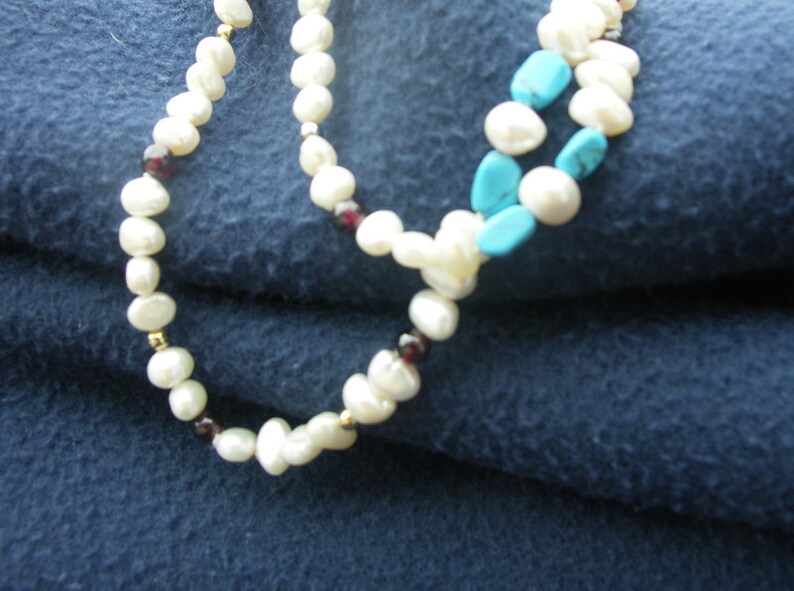 Kette echte Perlen Türkis Granat bunt fröhlich blau weiss rot gold mittellang Pulloverkette Bild 2