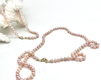 Fine pearl necklace with bracelet, pink freshwater pearls approx. 4 mm with small carabiner locks made of 14 K gold