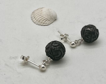 Boucles d'oreilles perles de Tahiti gravées perles noires des mers du sud artisanat Polynésie tatouage Maori