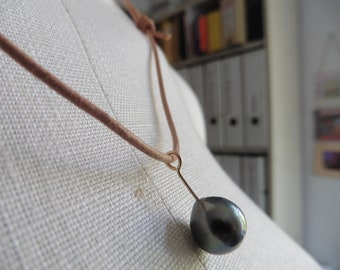 Leather strap with a delicate chain pendant made of anthracite-gray Tahitian pearl, best flawless skin, 10 x 11 mm, adjustable, gold-filled eyelet