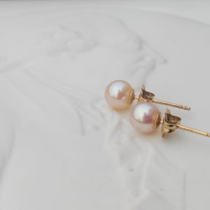 Mini Perlenohrringe, kleine Ohrstecker, echte runde Perlen 4-4,5 mm Bild 1