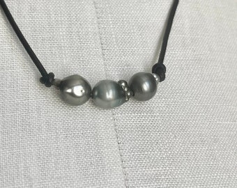 3 Tahitian pearls large and natural, black leather