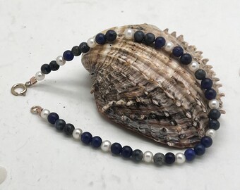 Bracelet perles bleu blanc avec lapis lazuli, petite serrure dorée