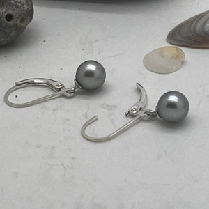 Boucles d'oreilles perles boules gris argenté rondes lisses 6 mm, fermoir levier, pendantes image 3