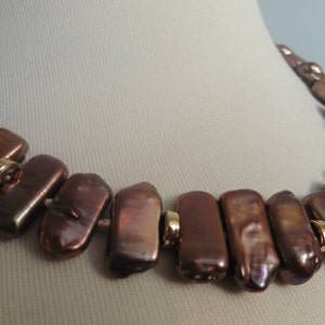Braune Perlenkette aus echten großen Süßwasserperlen, seltene Perlenform, seidiger Glanz Bild 2