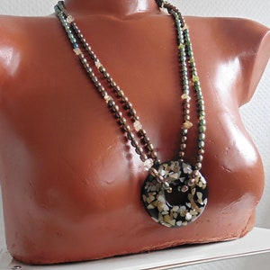 Autumnal pearl necklace with mother-of-pearl pendant, real pearls green-red, statement pendant image 1