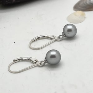 Boucles d'oreilles perles boules gris argenté rondes lisses 6 mm, fermoir levier, pendantes image 1