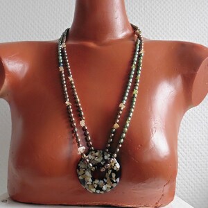 Autumnal pearl necklace with mother-of-pearl pendant, real pearls green-red, statement pendant image 2