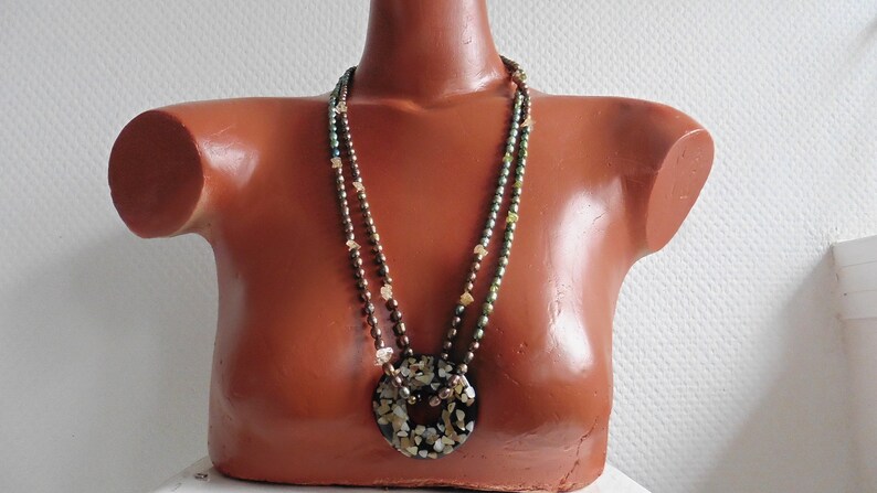 Autumnal pearl necklace with mother-of-pearl pendant, real pearls green-red, statement pendant image 2