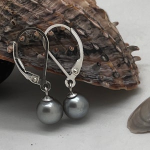 Boucles d'oreilles perles boules gris argenté rondes lisses 6 mm, fermoir levier, pendantes image 2