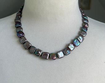 Collier de perles véritables composé de perles carrées noires à reflets métalliques, fermoir en argent