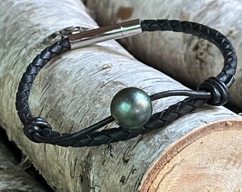Leather bracelet with large pearl