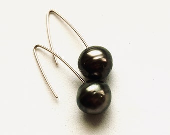 Large Tahitian pearls 11 mm as earrings with gold wire