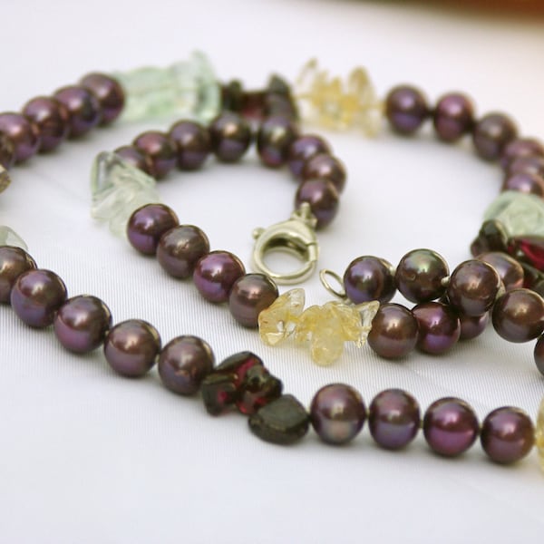 Collier de perles et bracelet en mauve aubergine prune avec grenat, citrine,aquamarine