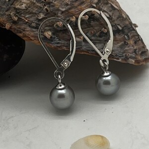 Boucles d'oreilles perles boules gris argenté rondes lisses 6 mm, fermoir levier, pendantes image 4
