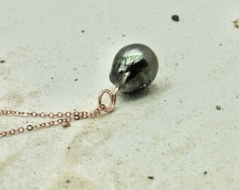 Tahitian pearl with a characterful shape and silky skin, fine rose gold chain with original pendant, charm, lucky charm, talisman