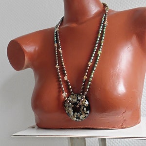 Autumnal pearl necklace with mother-of-pearl pendant, real pearls green-red, statement pendant image 3