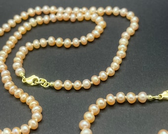 Fine pearl necklace with bracelet, pink freshwater pearls approx. 4 mm with small carabiner locks made of 14 K gold