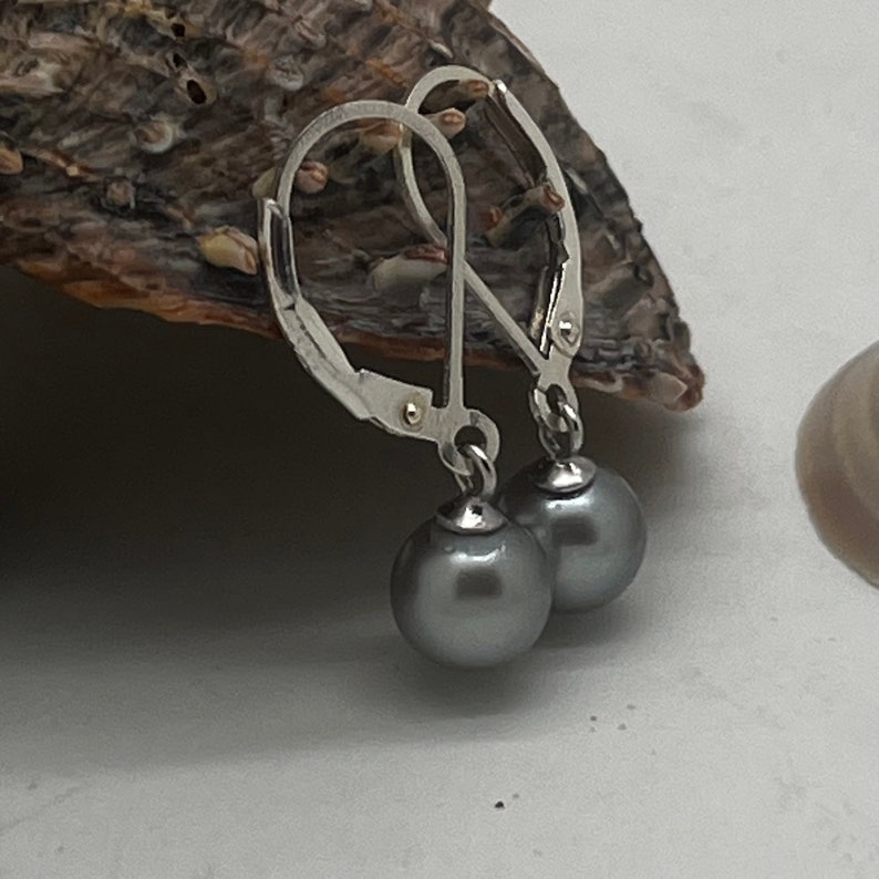 Boucles d'oreilles perles boules gris argenté rondes lisses 6 mm, fermoir levier, pendantes image 7
