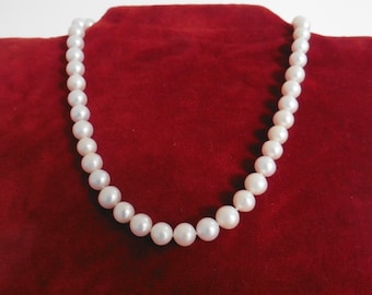 Elegant white pearl necklace made of round, very high-quality freshwater pearls approx. 9.5-10 mm, beautiful bridal necklace