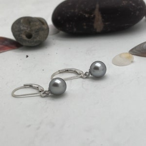 Boucles d'oreilles perles boules gris argenté rondes lisses 6 mm, fermoir levier, pendantes image 8
