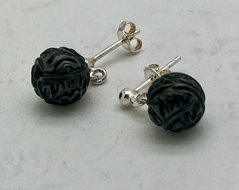 Boucles d'oreilles perles de Tahiti gravées perles noires des mers du sud artisanat Polynésie tatouage Maori