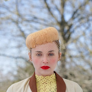Vintage Feather Pillbox Hat With Veil, 1950s Hat, Retro MCM Hat, Vintage Women Hat, Wedding Hat, Coquette Fairy Hat, Tea Party Hat,
