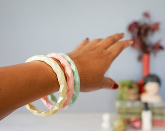Conjunto de 3 pulseras apilables de plástico vintage en tonos pastel / Pulseras vintage de los años 80 / Joyería vintage / Bisutería / Joyería retro / Pulsera bohemia
