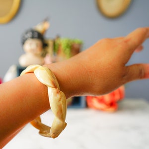 Vintage Plastic Bangle Bracelet/ Vintage Bracelet/ 1980s Bracelet/ Vintage Jewelry/ Vintage Bangle/ Costume Jewelry/ Retro Jewelry