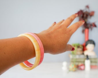 Vintage Set of 2 Plastic Bangle Bracelets/ Vintage Bracelet/ Vintage Jewelry/ Vintage Bangle/ Costume Jewelry/ Retro Jewelry/ Boho Bracelet