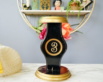 Vintage houten monogram hoedenstandaard / jaren 1950 hoedenstandaard / vintage modeaccessoires / winkeldisplay / hoedendisplay / Midcentury ijdelheidsdecor