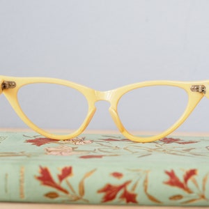 Vintage-Brille aus den 1960er Jahren, Cateye-Stil, Rockabilly-Brille von Victory Optical, Marmor-Gelbton, Neuware aus altem Lagerbestand Bild 8