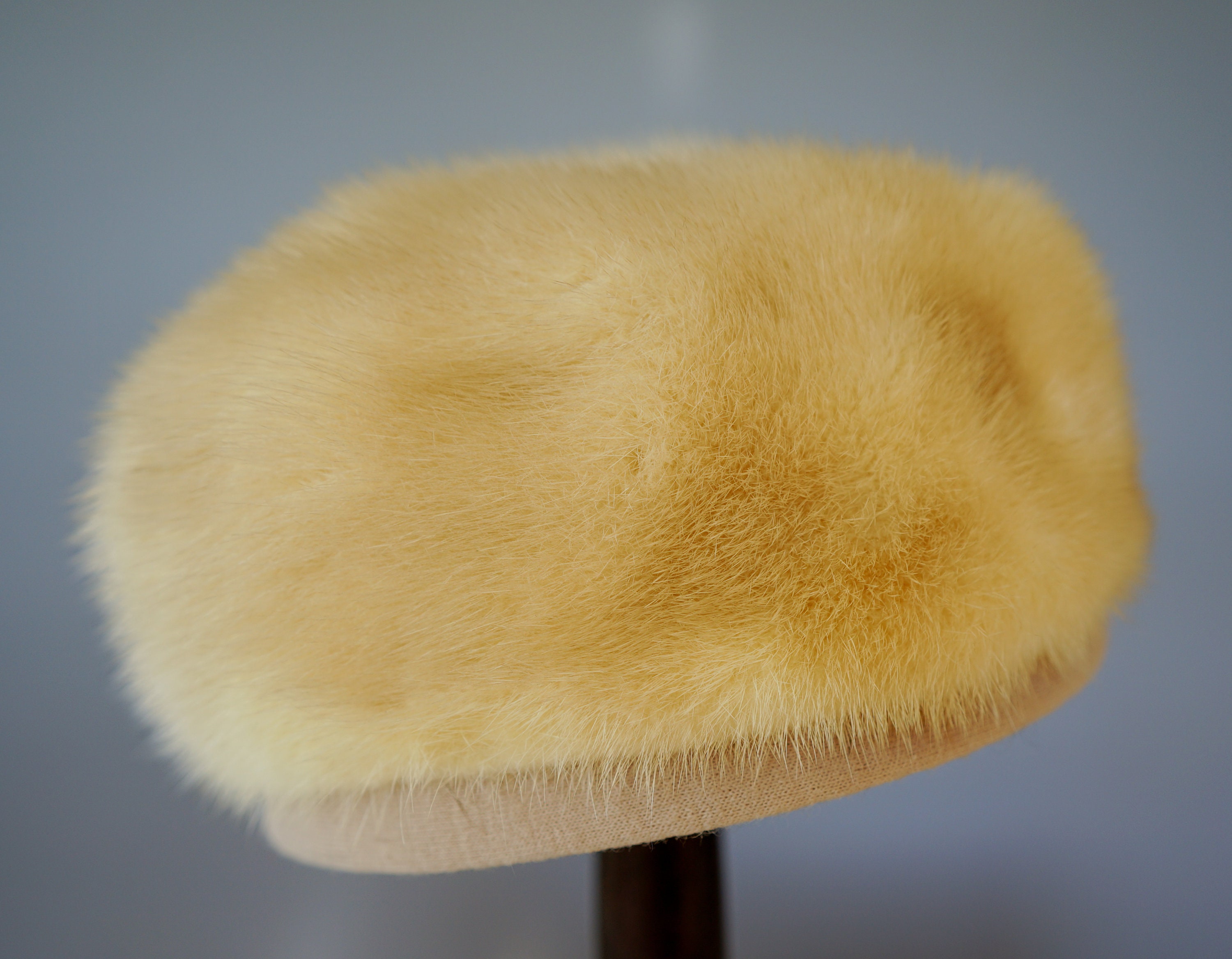 Vintage‎ 60s Blonde Mink Fur Pillbox Hat Champagne Beige Winter Luxury Glam Vintage Mink Fur Pillbox Hat With Hatbox, Cossack Hat  main image 4