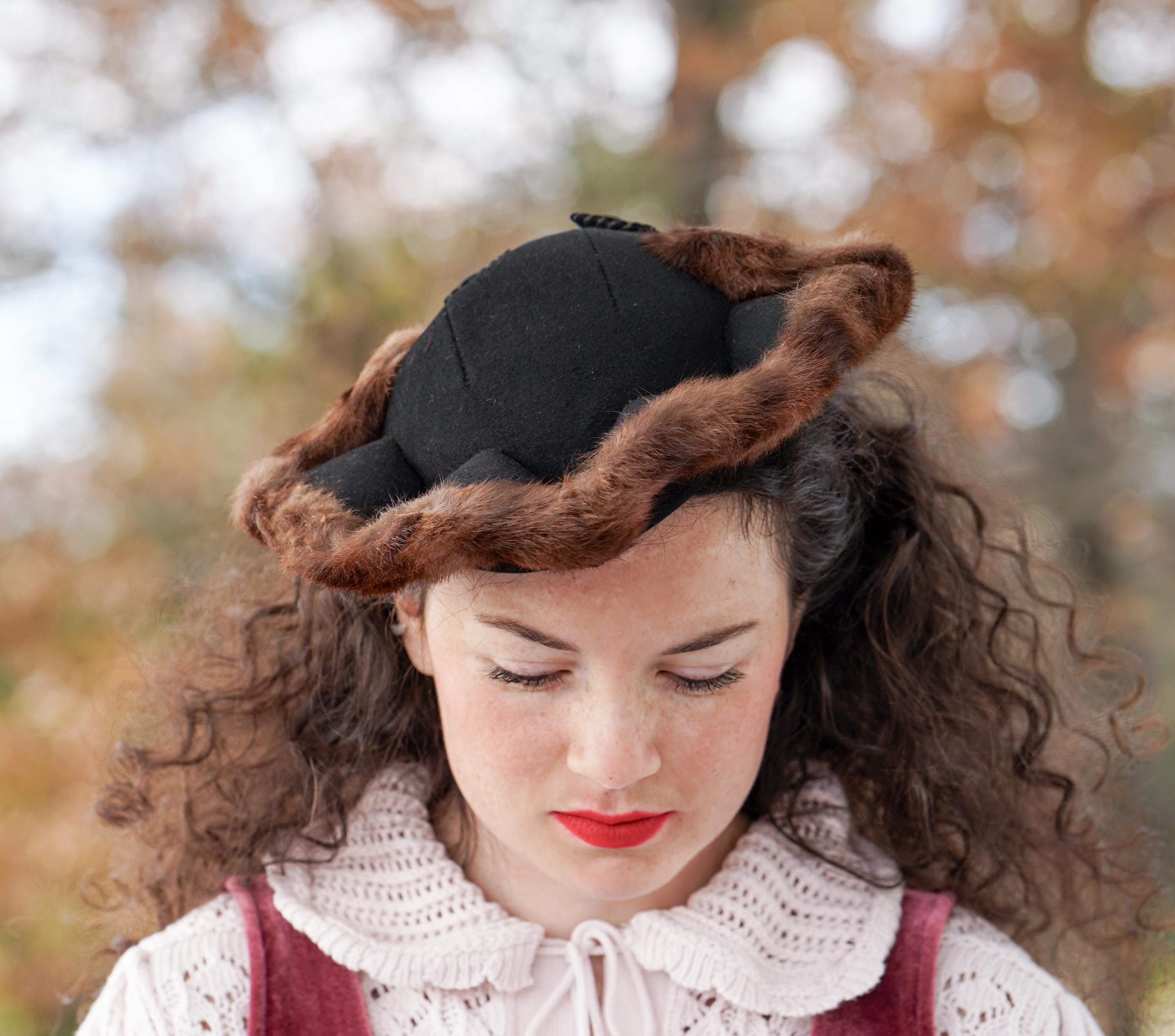 ELABORATE 1940s\' TAUPE TILT FELT HAT WITH FELT \